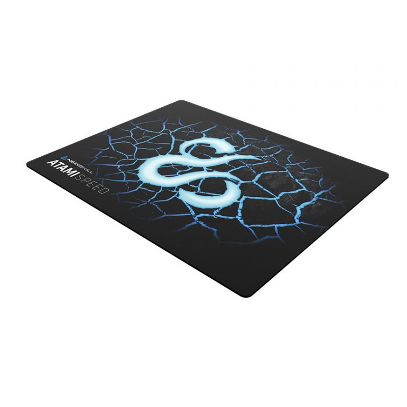 Alfombrilla de ratón para juegos negra con diseño de grietas azules y logotipo blanco.