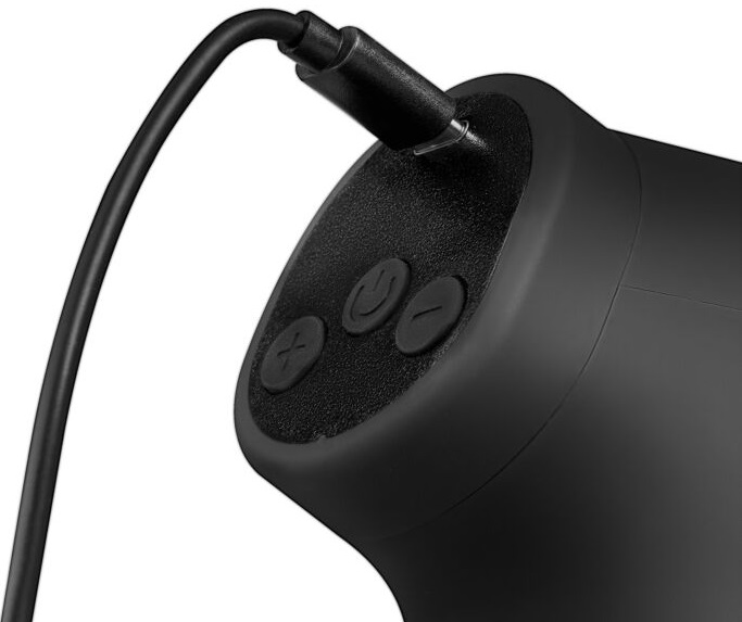 Zbliżenie czarnego urządzenia z podłączonym kablem zasilającym. Ma trzy przyciski: zasilanie, plus i minus, na teksturowanej powierzchni.