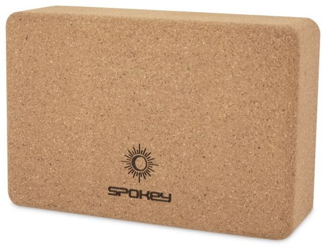 Brązowy klocek do jogi ze słowem Spokey i logo słońca.