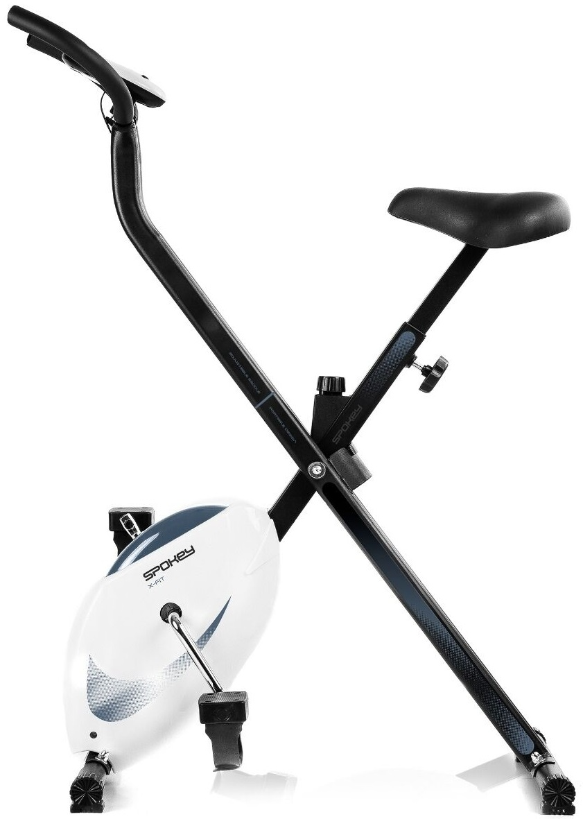 Rower treningowy. Ma czarną ramę, białą obudowę z marką 'Spokey' oraz czarne siodełko i kierownicę.