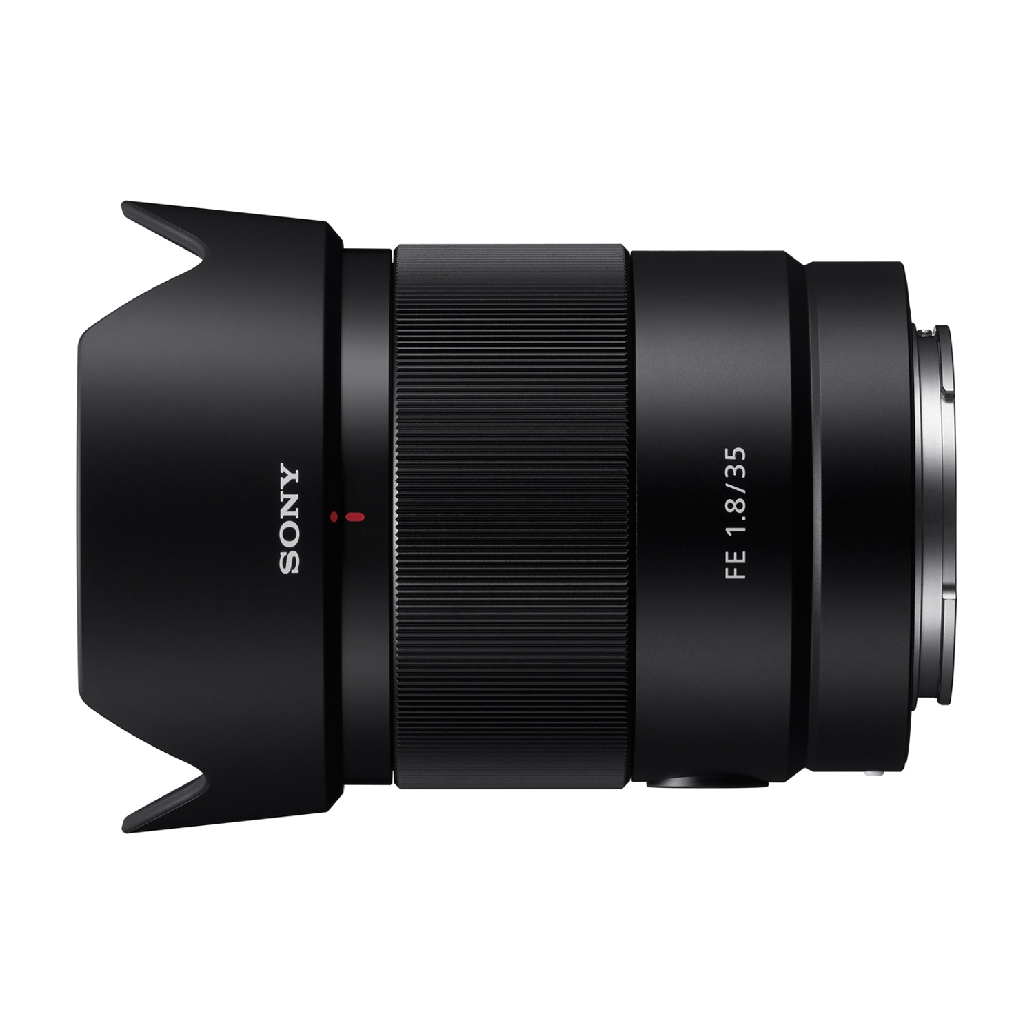 Obiettivo Sony nero con paraluce, scritta FE 1.8/35. L'obiettivo è su sfondo bianco.