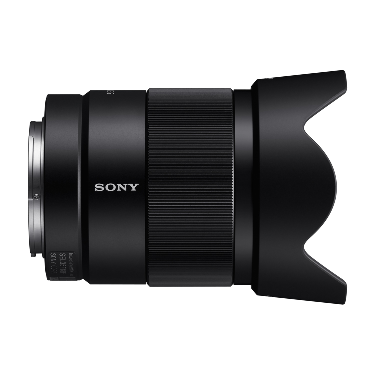 Obiettivo fotocamera nero con ghiera di messa a fuoco zigrinata, paraluce e logo Sony su sfondo bianco.
