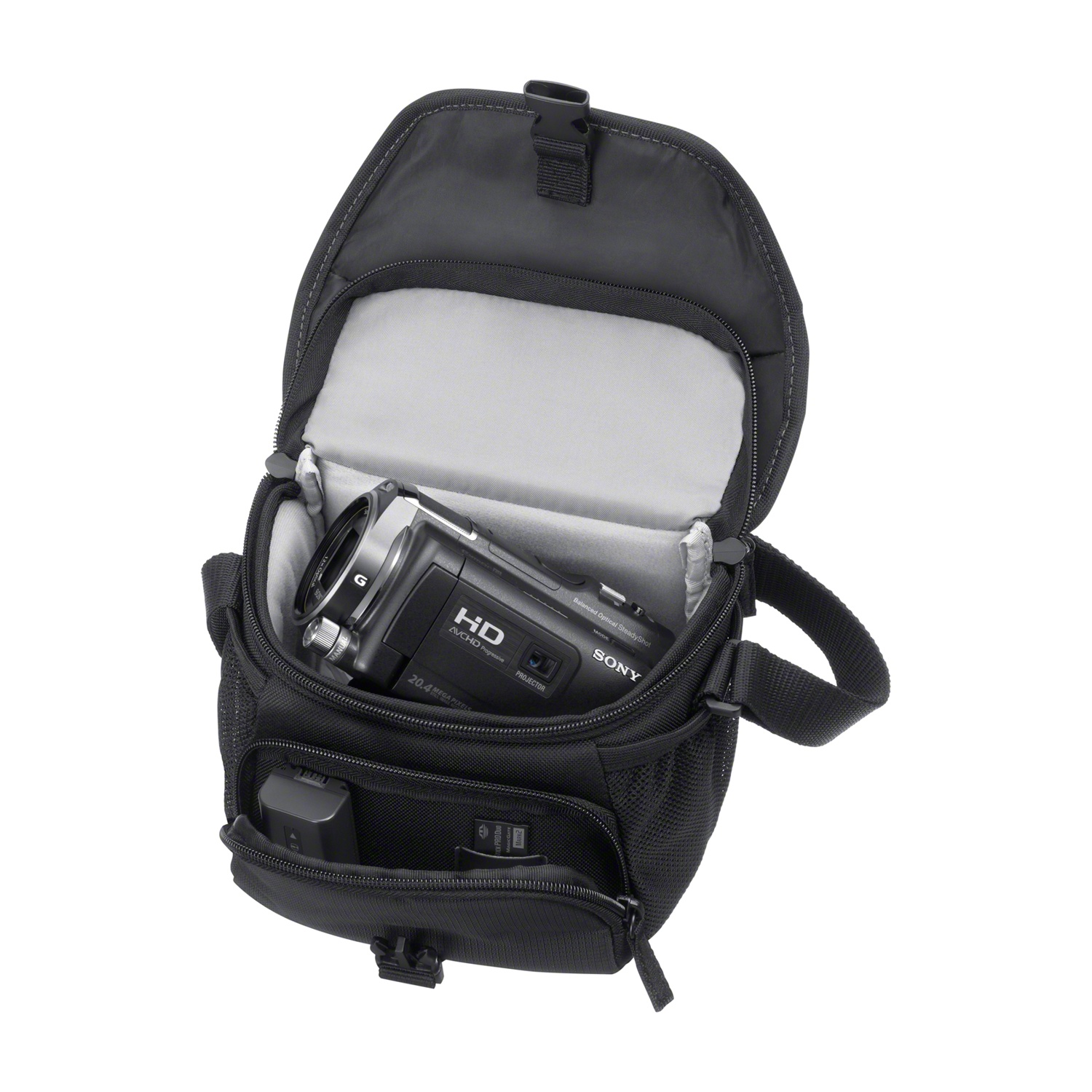 Borsa fotocamera nera aperta, con fotocamera e accessori all'interno. Sfondo bianco.