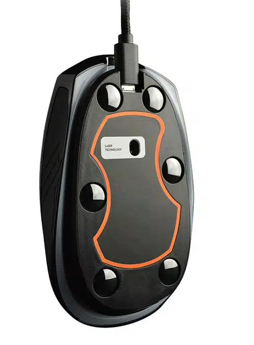 Widok od spodu czarnej myszy z pomarańczowymi akcentami. Widoczna etykieta technologii laserowej.