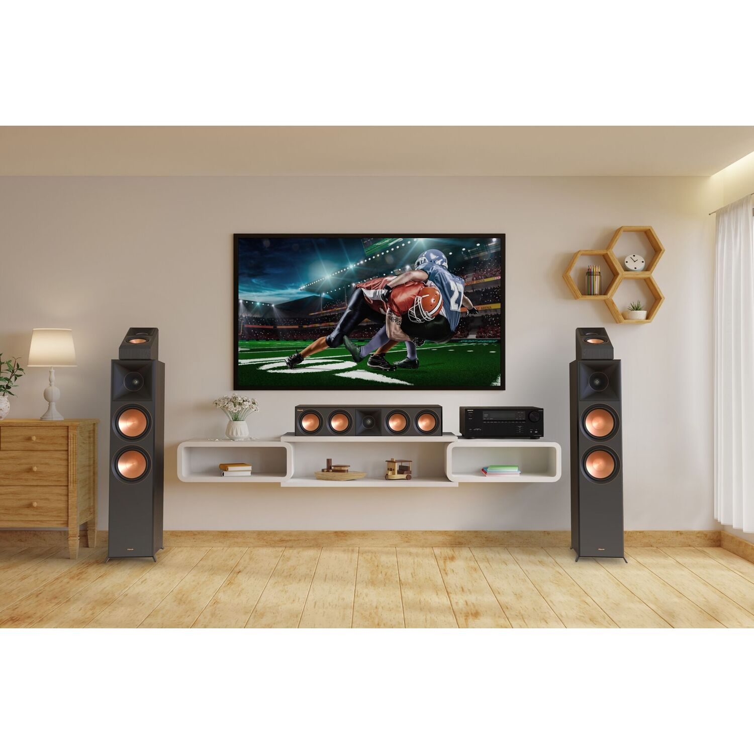Woonkamer met luidsprekers, tv die voetbalwedstrijd toont. Modern design met houten vloeren en planken.
