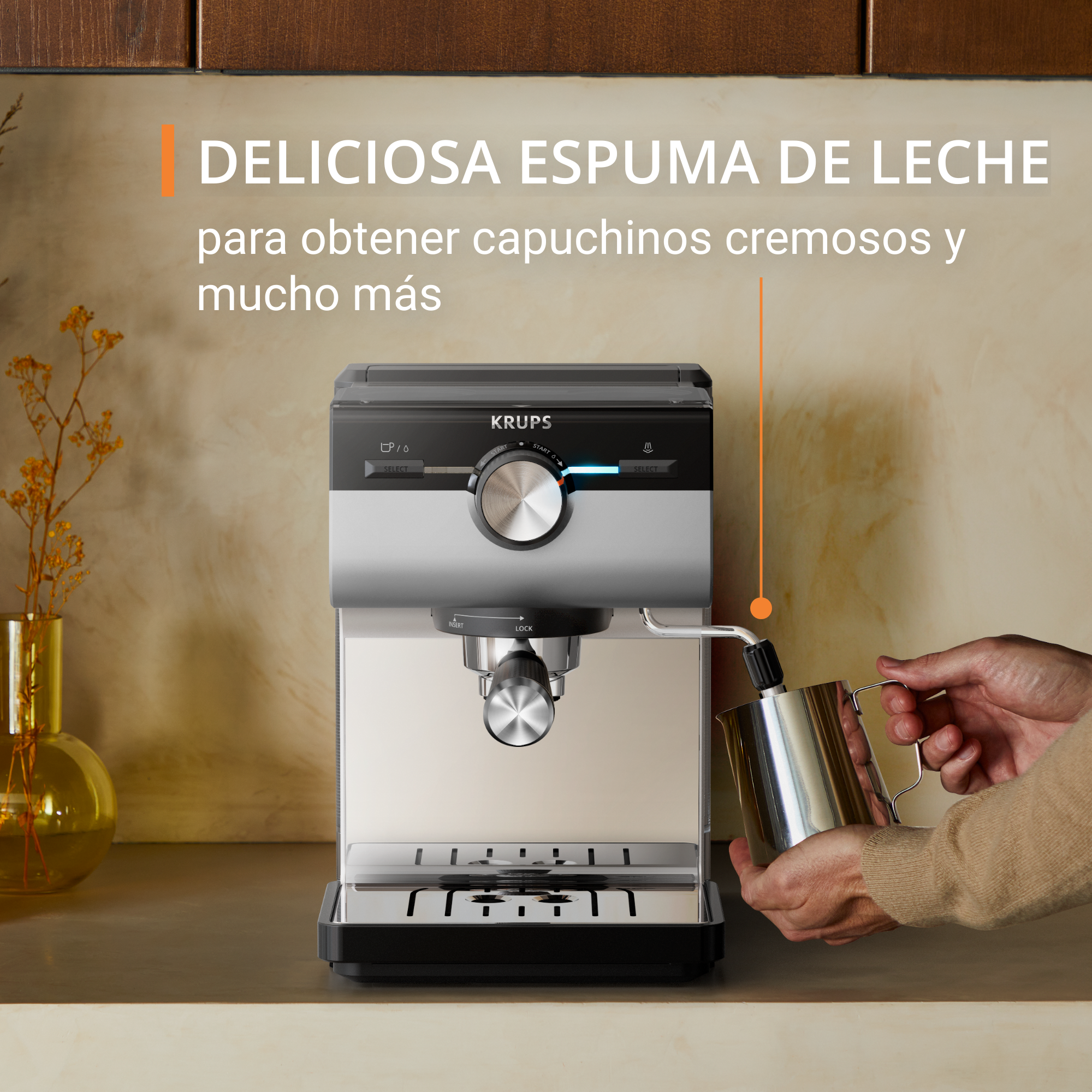 Una cafetera KRUPS con una mano sosteniendo una jarra para espumar leche.