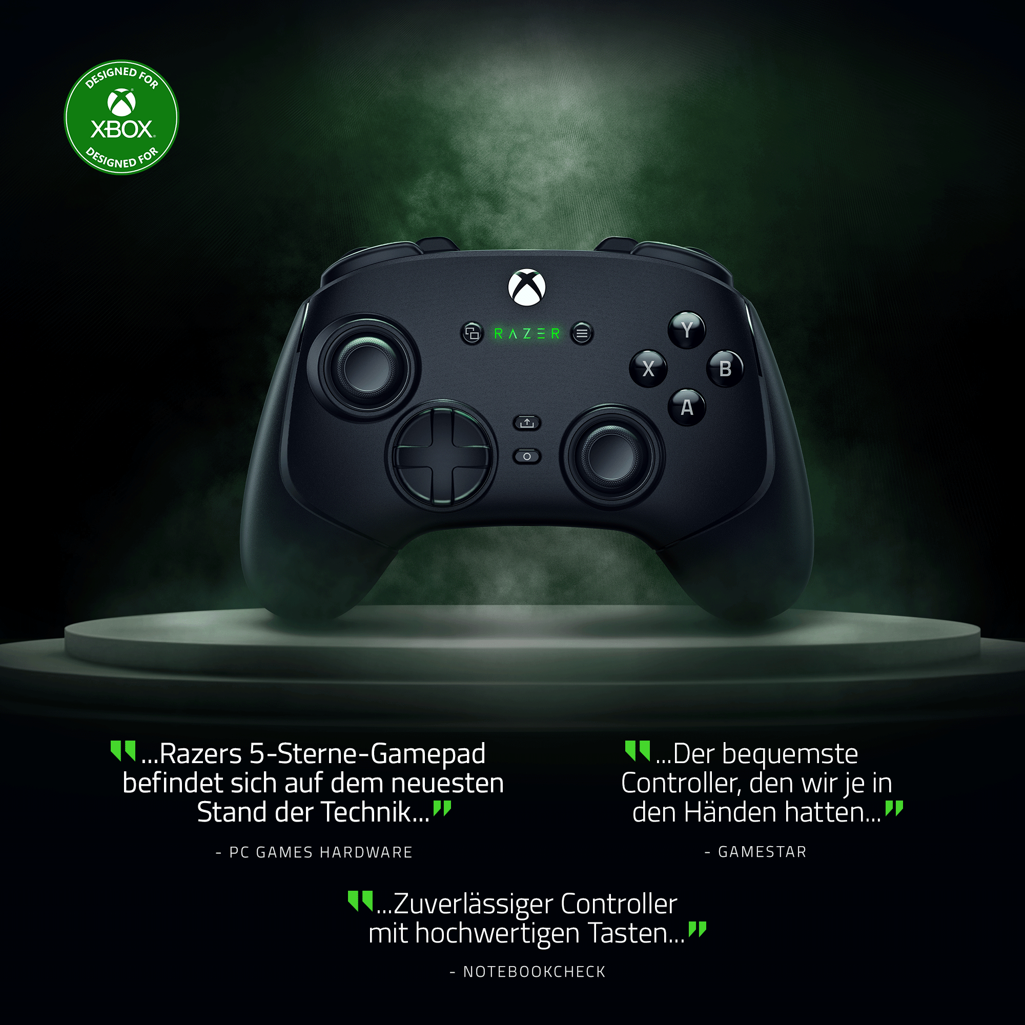 Schwarzer Razer Xbox-Controller. Grüne Akzente und Text. Auf einem grünen Podest.
