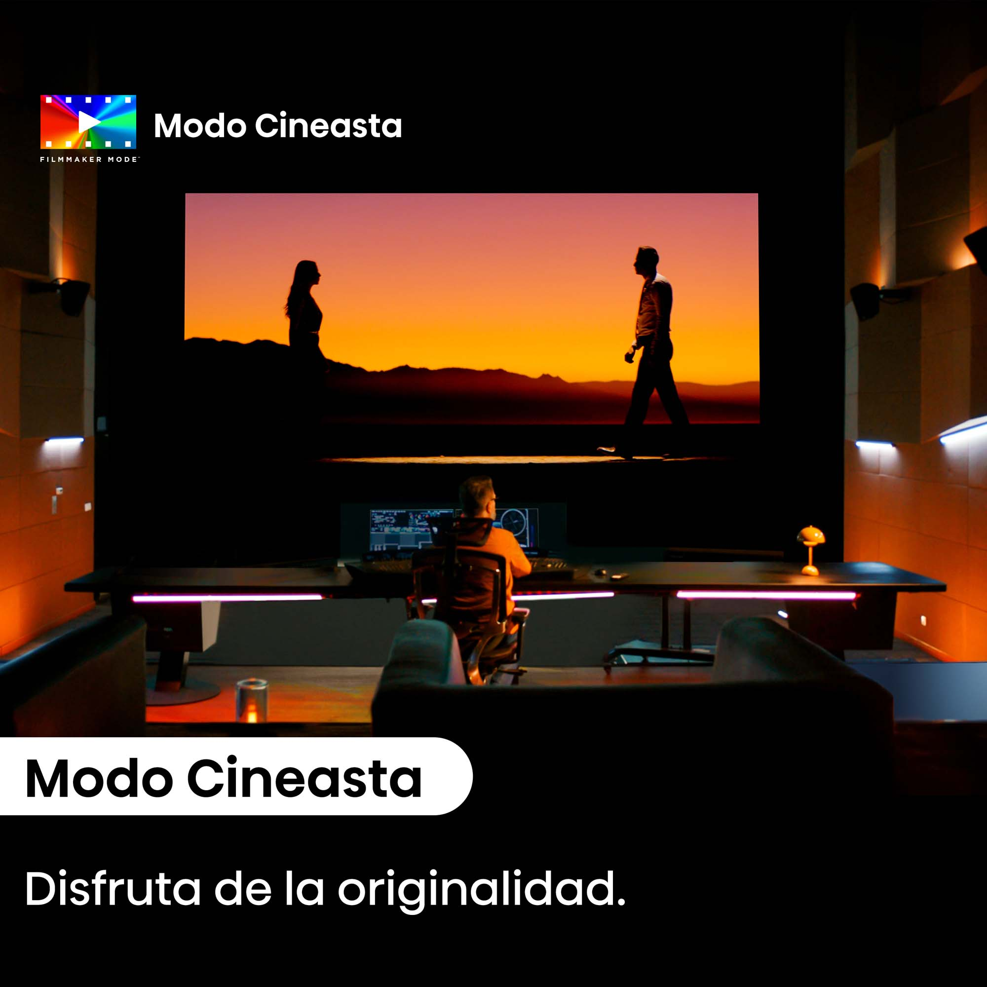 Escena oscura de cine con pantalla mostrando un atardecer. Dos personas silueteadas. Texto: Modo Cineasta.