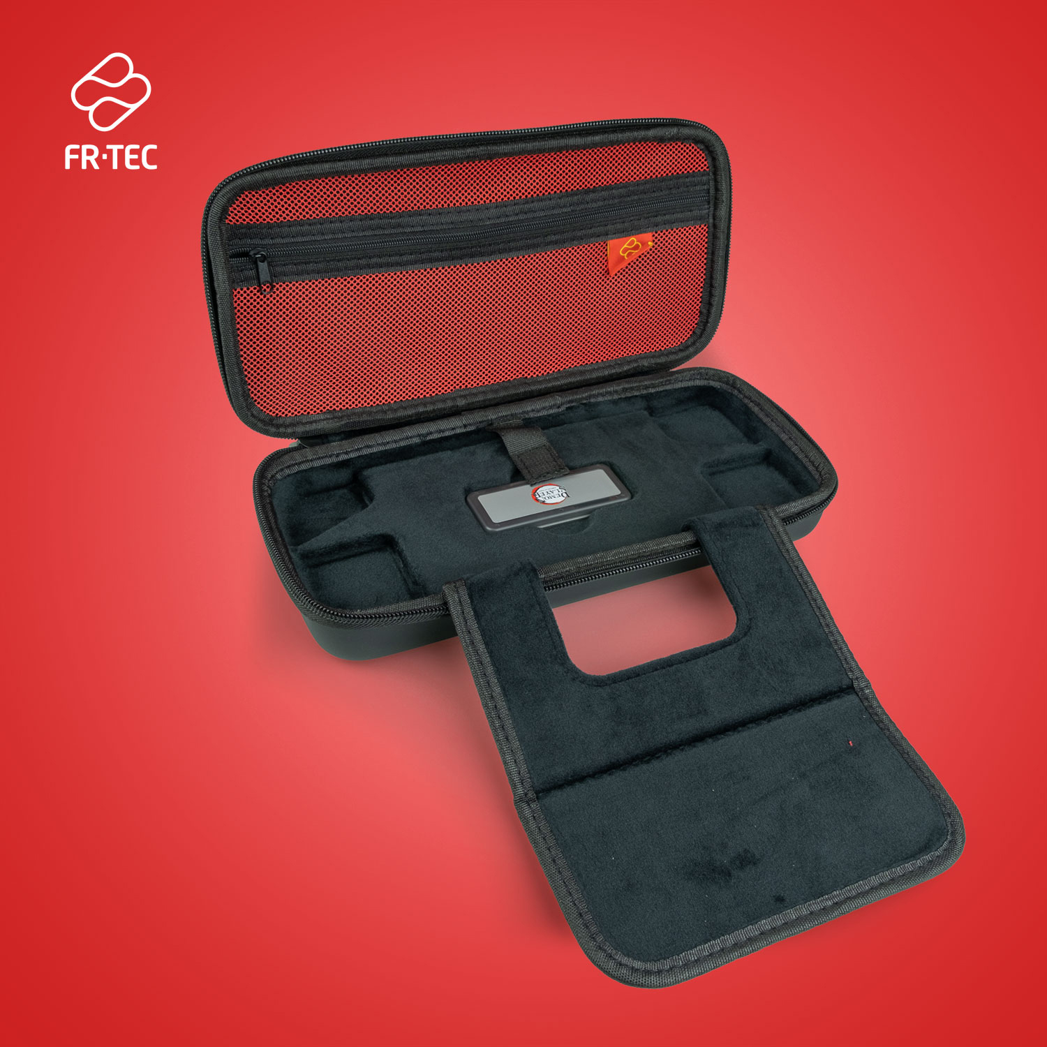 Schwarze FR-TEC-Tragetasche, offen, mit roter Innenseite. Mit schwarzem Schaumeinsatz und schwarzem, griffähnlichem Klappteil.