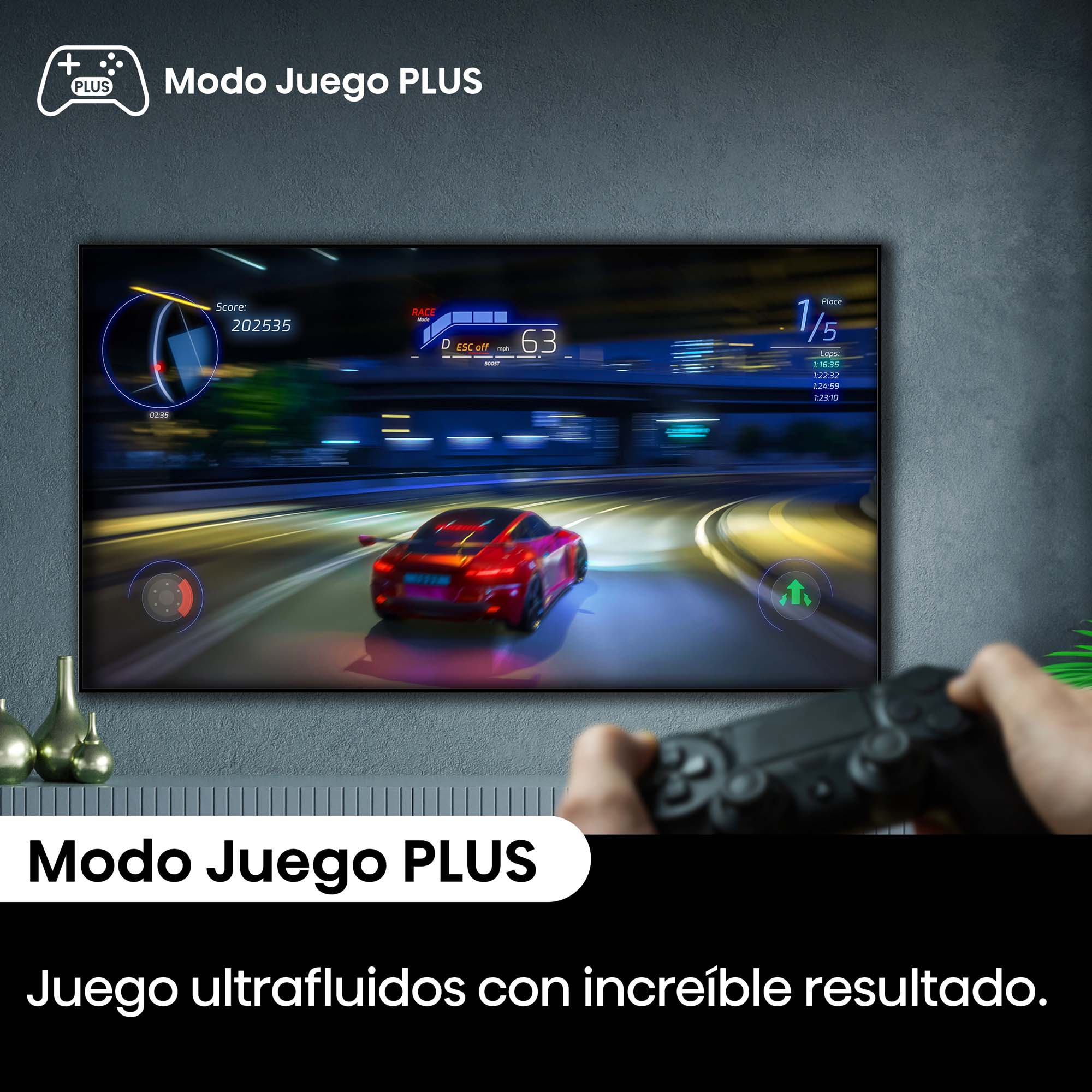 Una pantalla de TV que muestra un juego de carreras con un coche rojo. Un mando en primer plano.