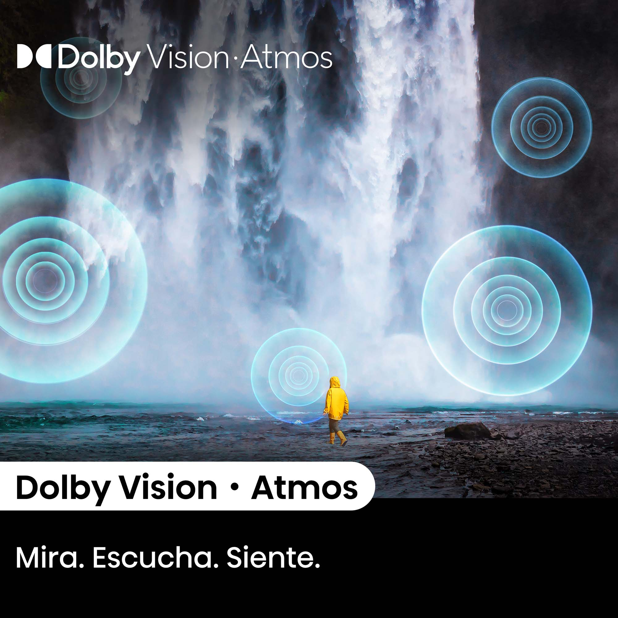 Una persona con una chaqueta amarilla frente a una cascada. El texto es Dolby Vision Atmos.