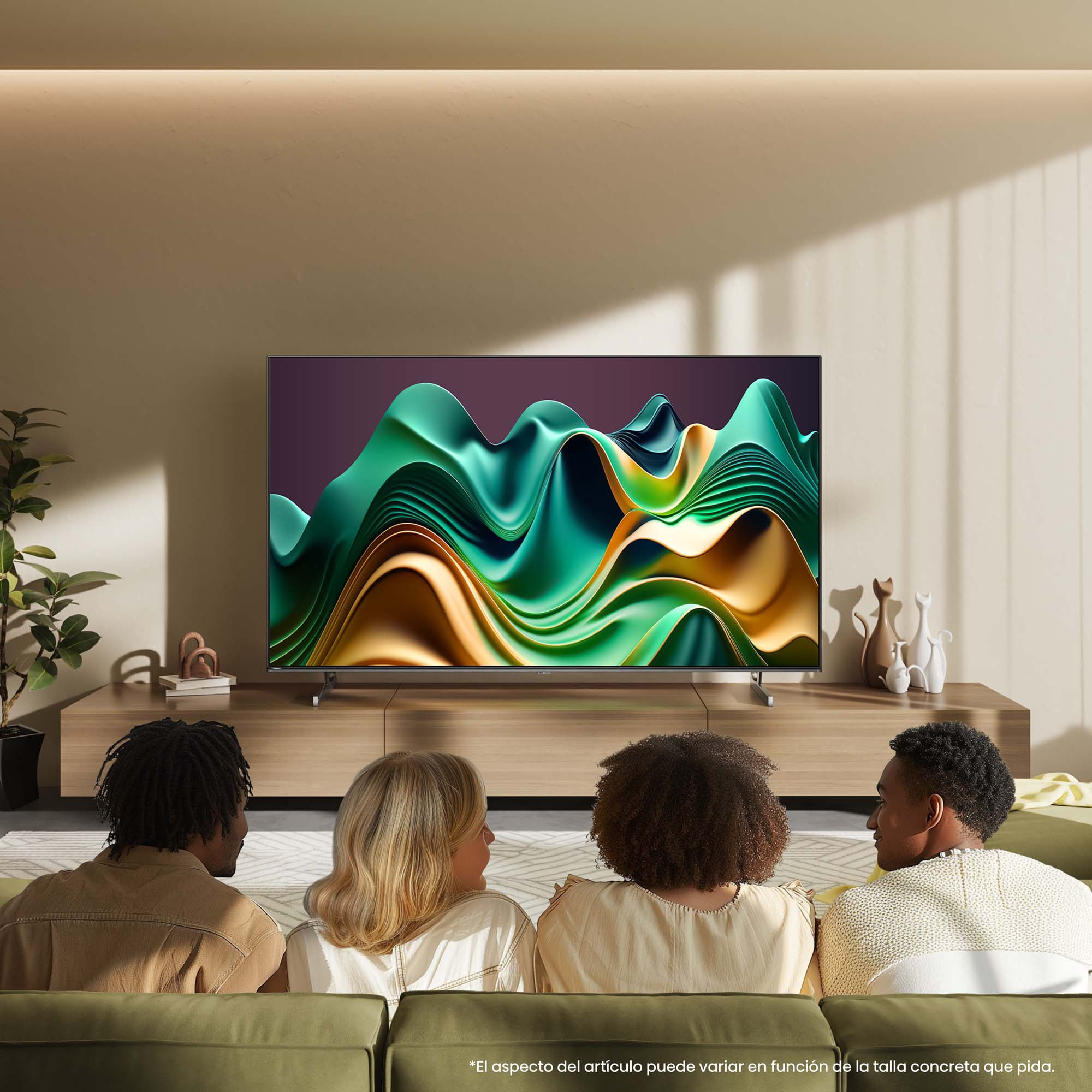 Personas viendo un televisor que muestra arte abstracto en una sala de estar con un sofá verde.