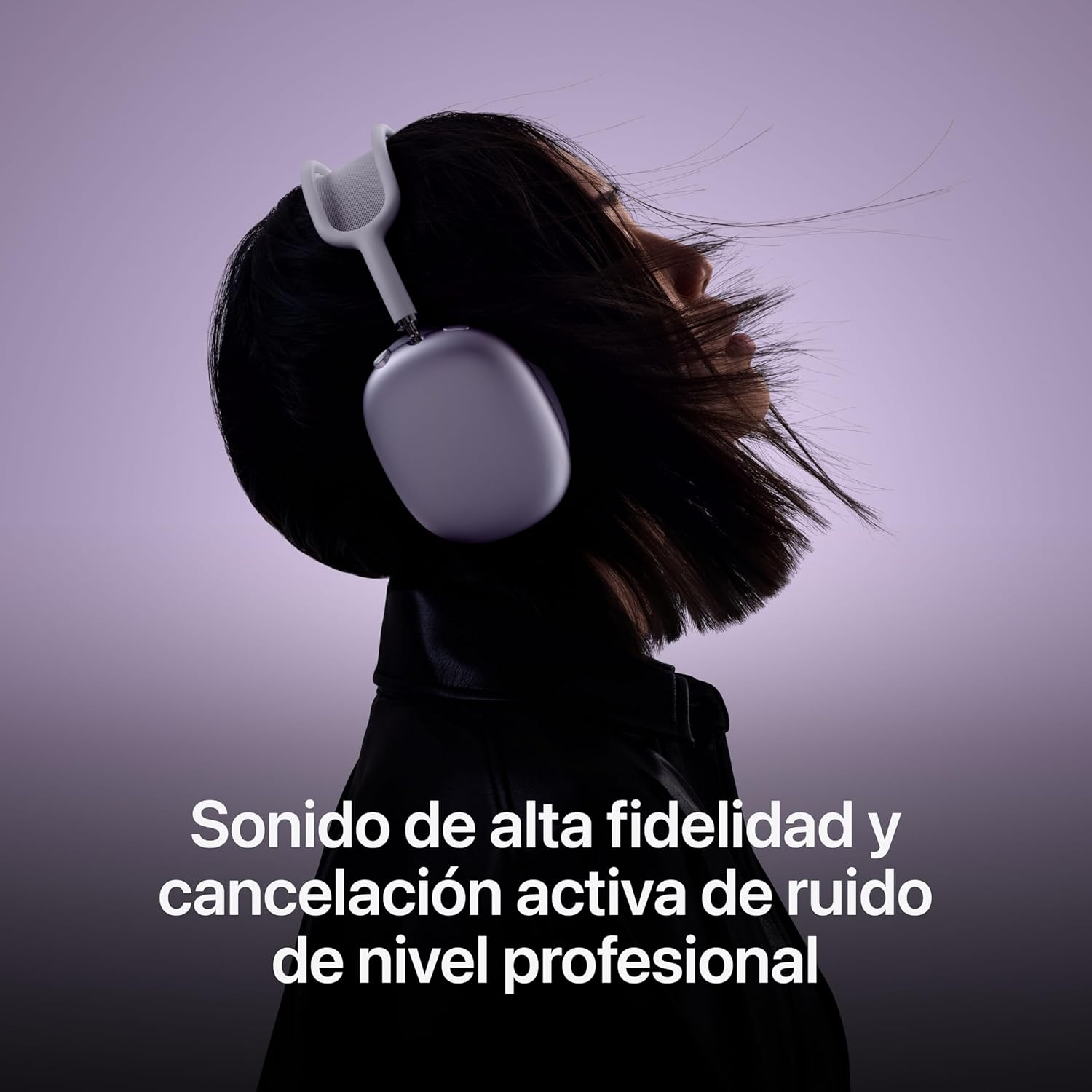 Persona con auriculares blancos y chaqueta negra, con fondo morado borroso.