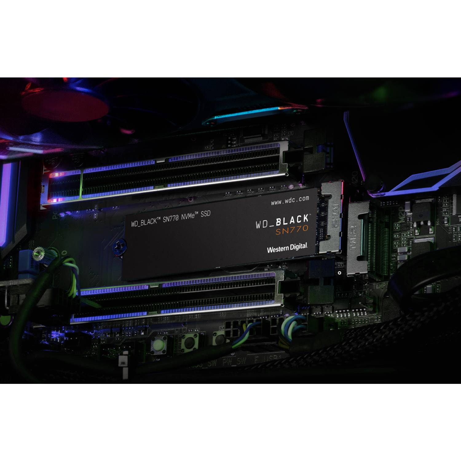 Un SSD negro instalado en una placa base de computadora. El SSD está etiquetado con el logotipo de Western Digital.