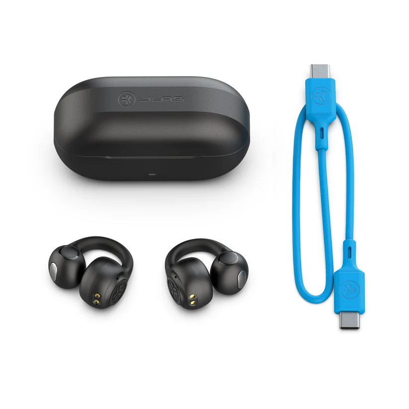 Schwarze Ohrhörer, Ladecase und blaues USB-C-Kabel, angeordnet auf weißem Hintergrund. Alles von JLab.