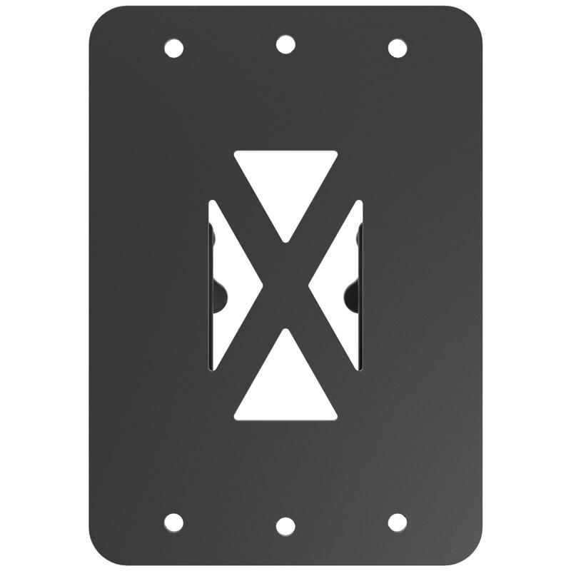 Eine schwarze Metallplatte mit Löchern und einem X-förmigen Ausschnitt.