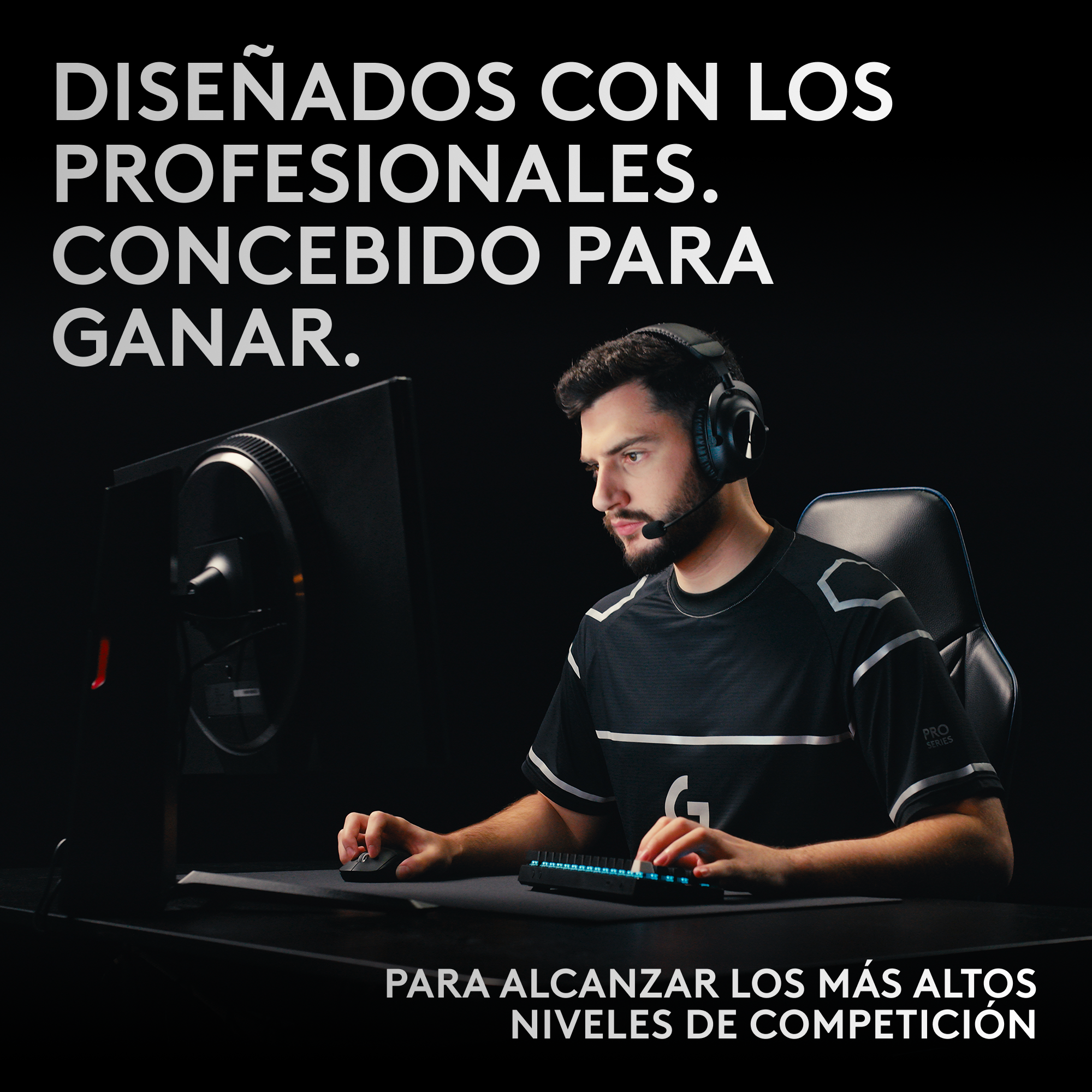 Un hombre con auriculares, usando un ratón y teclado mientras juega, con texto superpuesto.