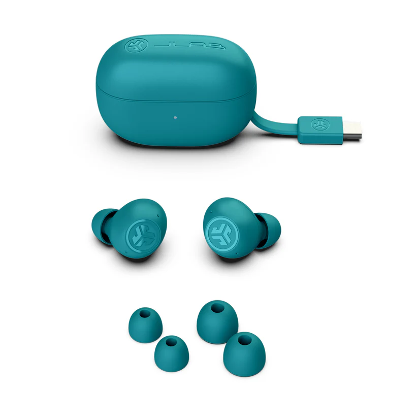 Türkisfarbene Ohrhörer und ein Ladeetui mit USB-C-Kabel. Mehrere Ohrstöpsel sind enthalten.