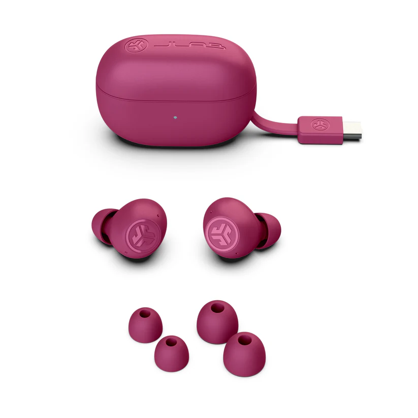 Kabellose Ohrhörer und Hülle. Rosa Ohrhörer, Ladeetui und zusätzliche Ohrstöpsel.