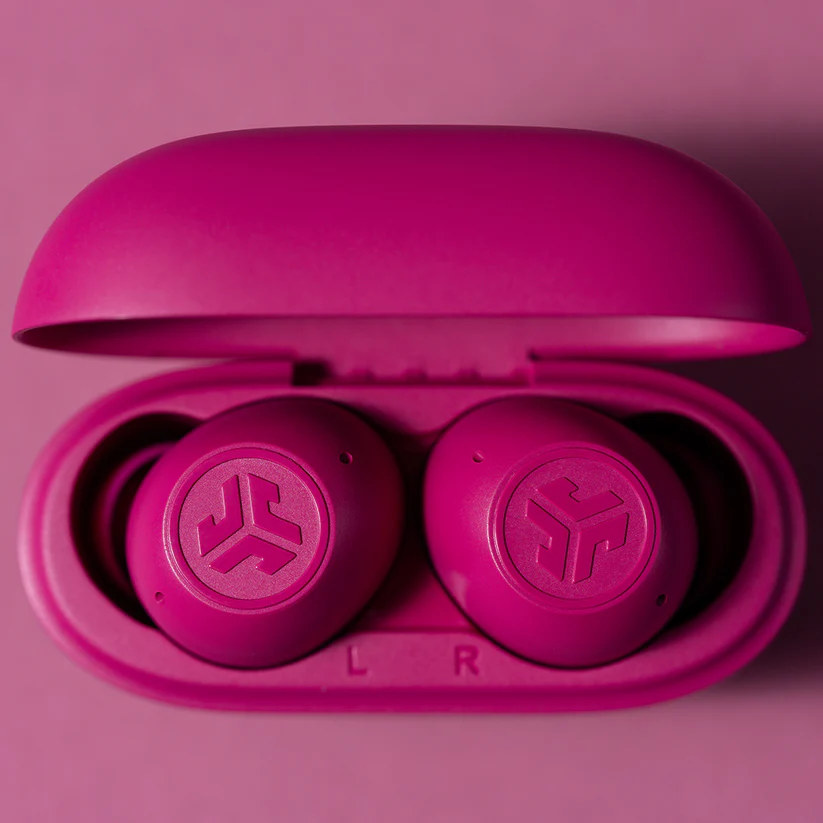 Rosa Ohrhörer in einem offenen rosa Etui auf rosa Hintergrund. Die Ohrhörer haben Logos.