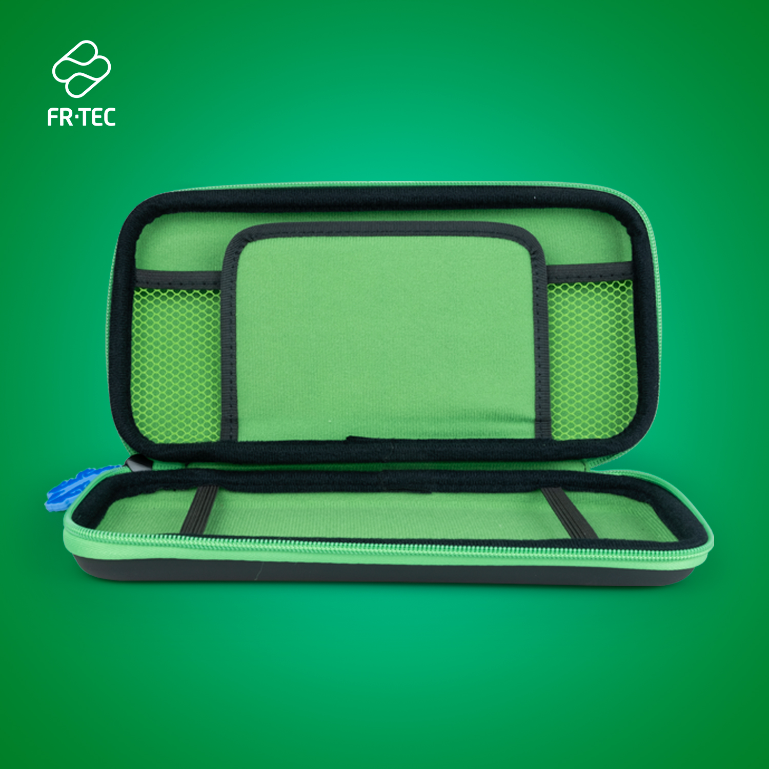 Offene grüne Hülle mit schwarzer Umrandung, Netztaschen und einem kleineren Fach. Logo 'FR•TEC' sichtbar.