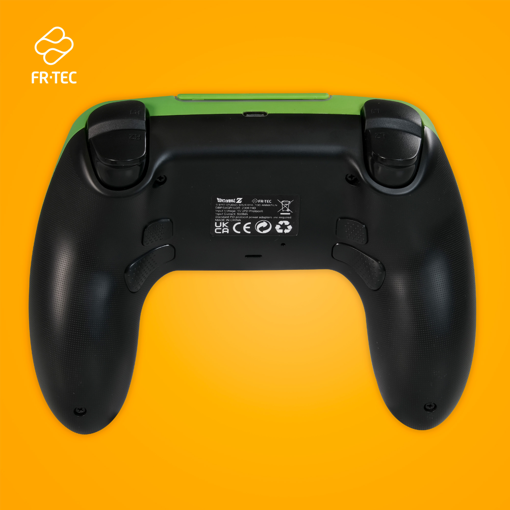 Ein schwarzer und grüner Gamecontroller auf orangem Hintergrund, Rückseite.