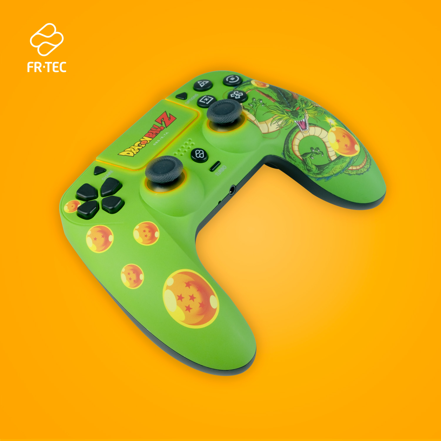 Grüner Dragon Ball Z-Controller auf orangefarbener Oberfläche.