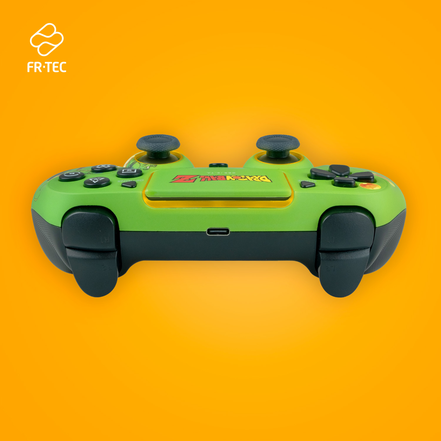 Grüner und schwarzer Gamecontroller mit Dragon Ball Z Logo auf orangefarbenem Hintergrund.