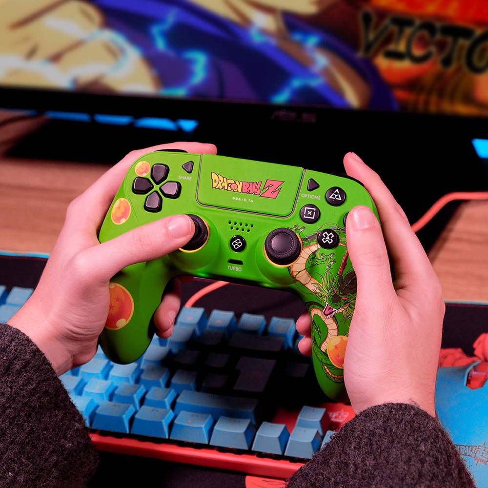 Hände halten grünen Dragon Ball Z-Controller, Spielbildschirm sichtbar.