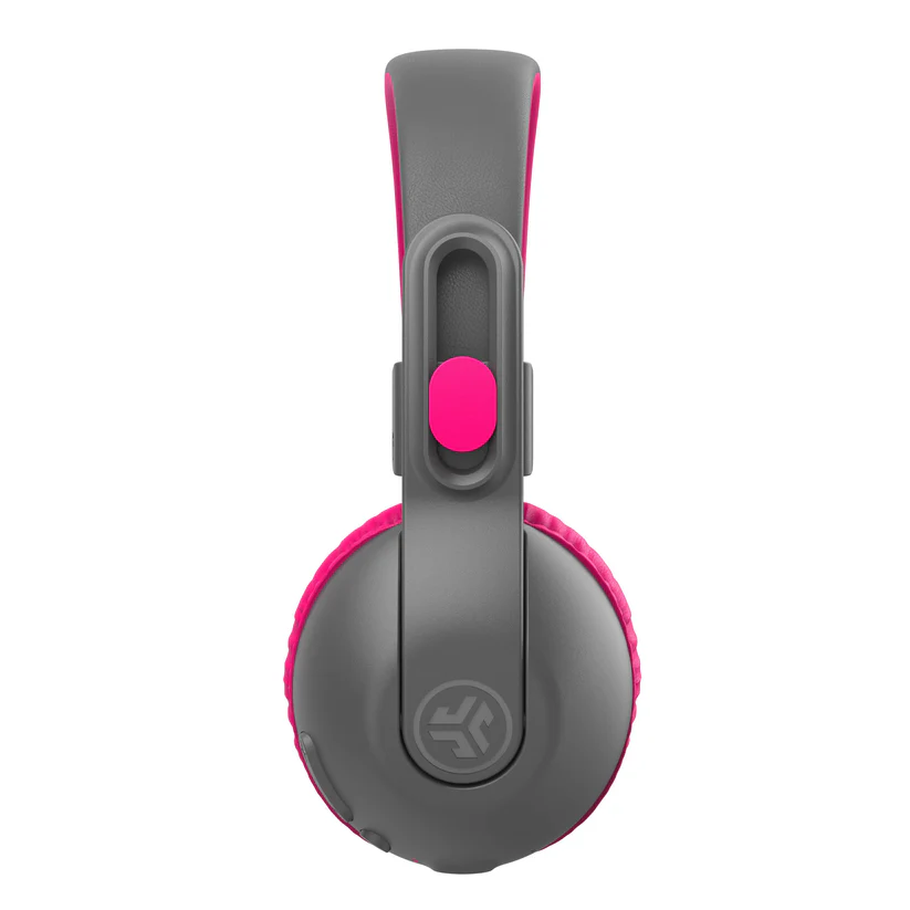 Graue Kopfhörer mit rosa Ohrmuscheln und Akzenten. Das Kopfband ist grau mit einem rosa Mittelteil. Weißer Hintergrund.