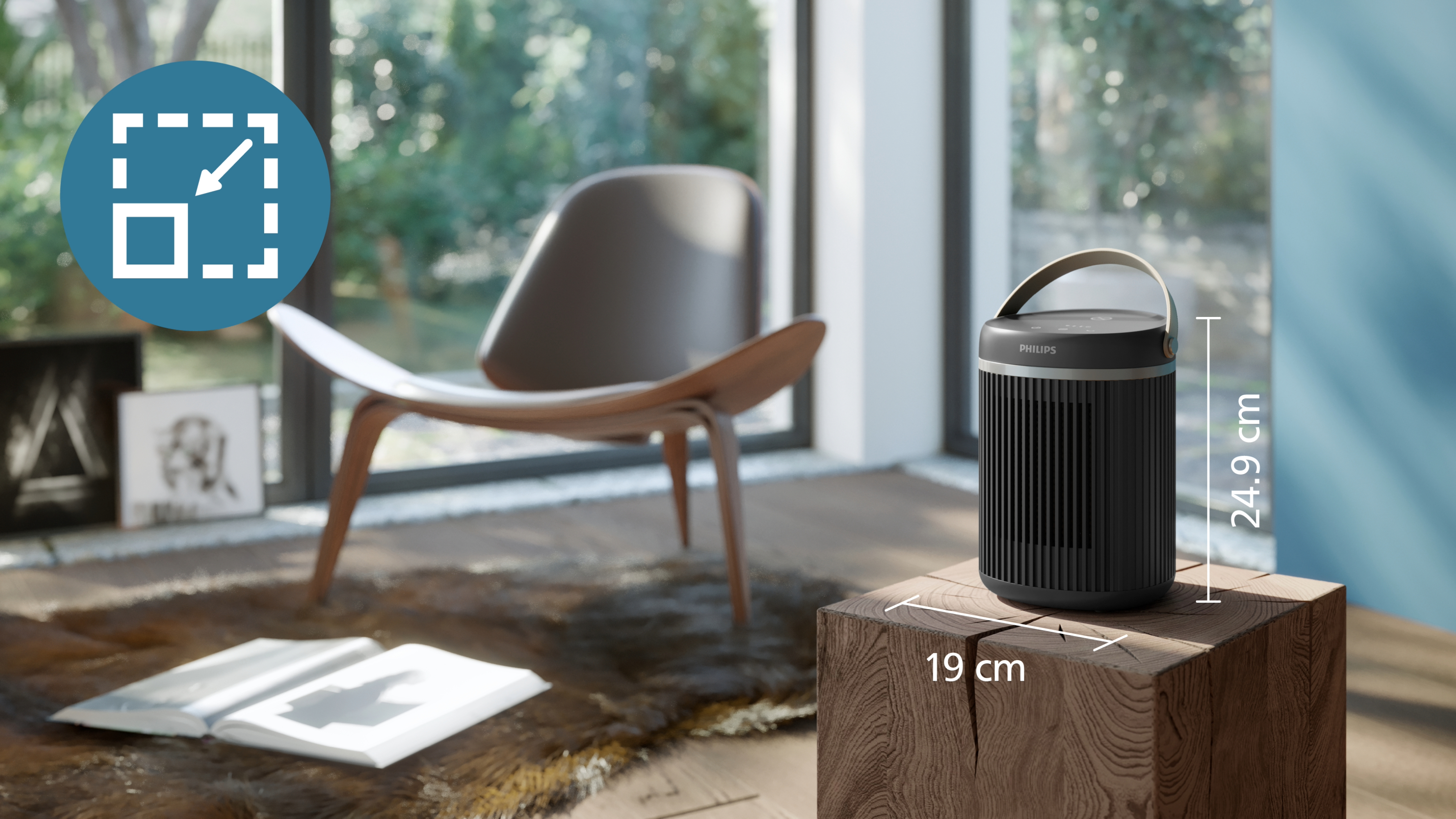Purificador de aire negro y gris sobre un bloque de madera. Silla de madera y ventana al fondo.
