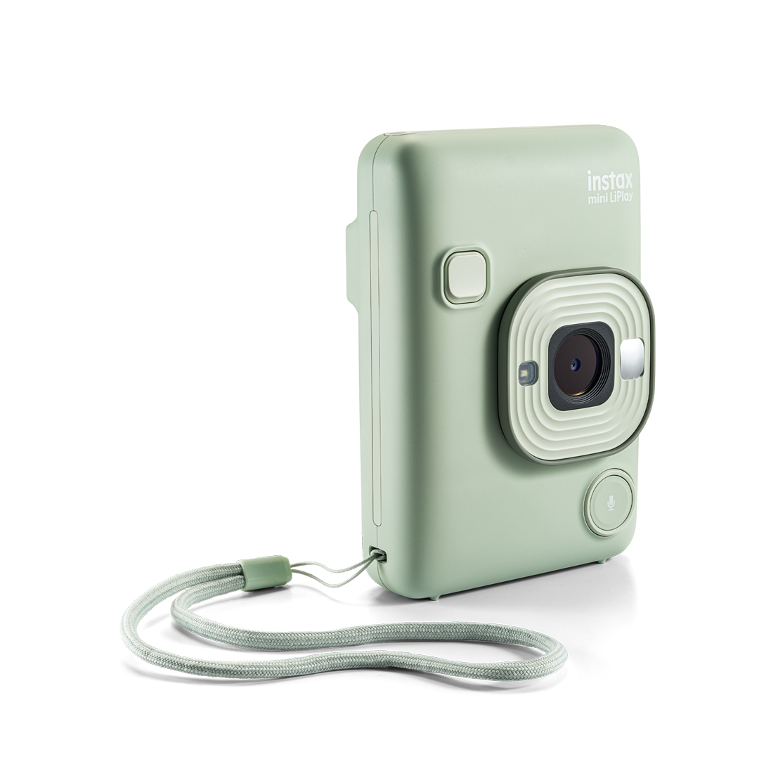 Beyaz fonda, bilek kayışlı, açık yeşil Instax Mini LiPlay kamera.