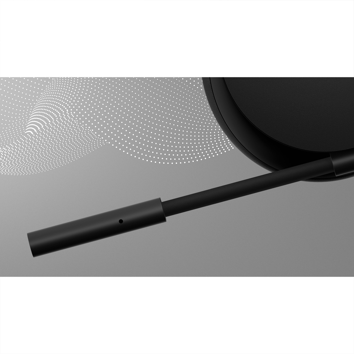 Una persona con auriculares, primer plano del micrófono.