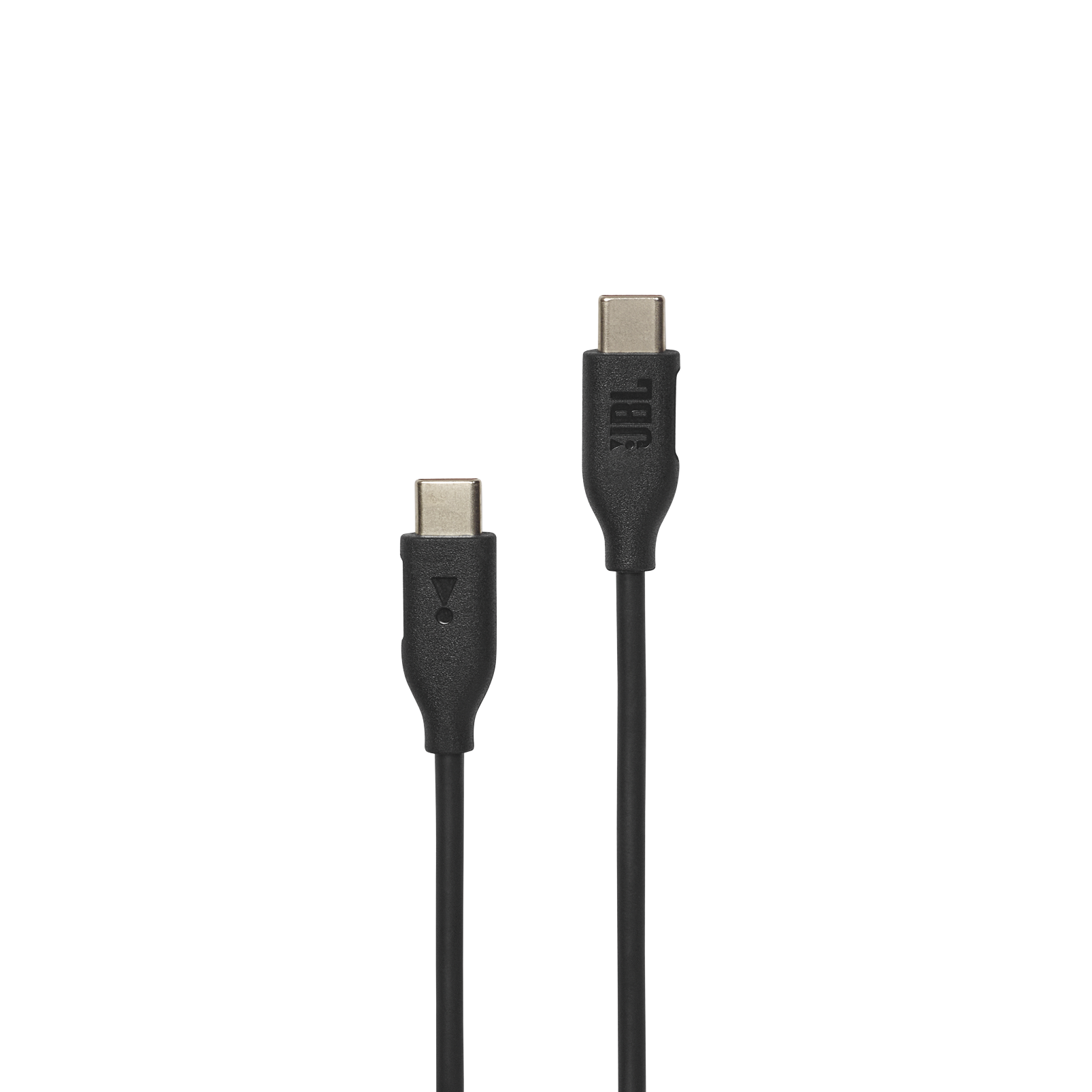 Dos cables USB-C negros con conectores negros sobre un fondo negro. Un cable tiene el logotipo de JBL en el conector.