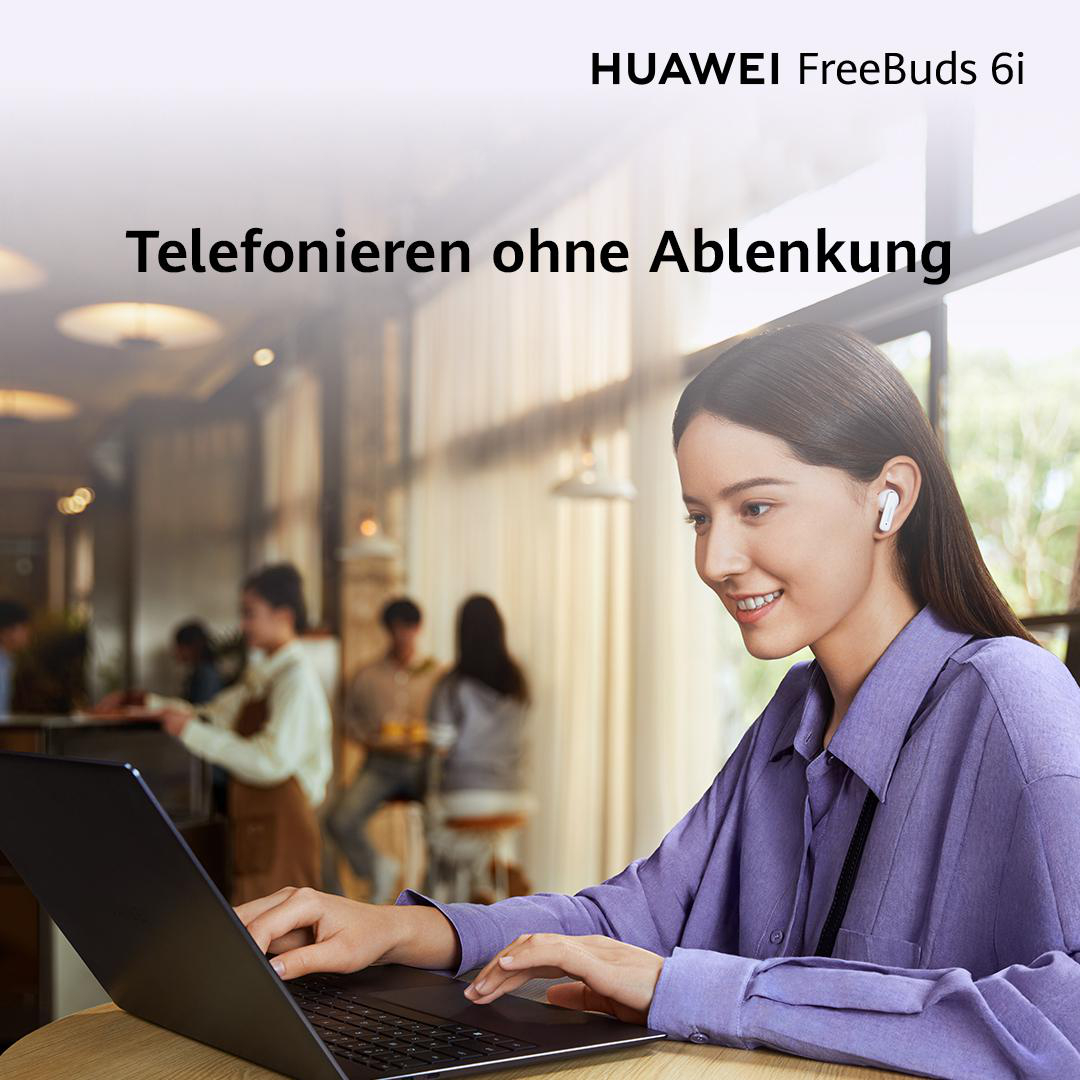 Frau mit Ohrhörern, arbeitet am Laptop. Im Hintergrund andere Leute in einem Café.