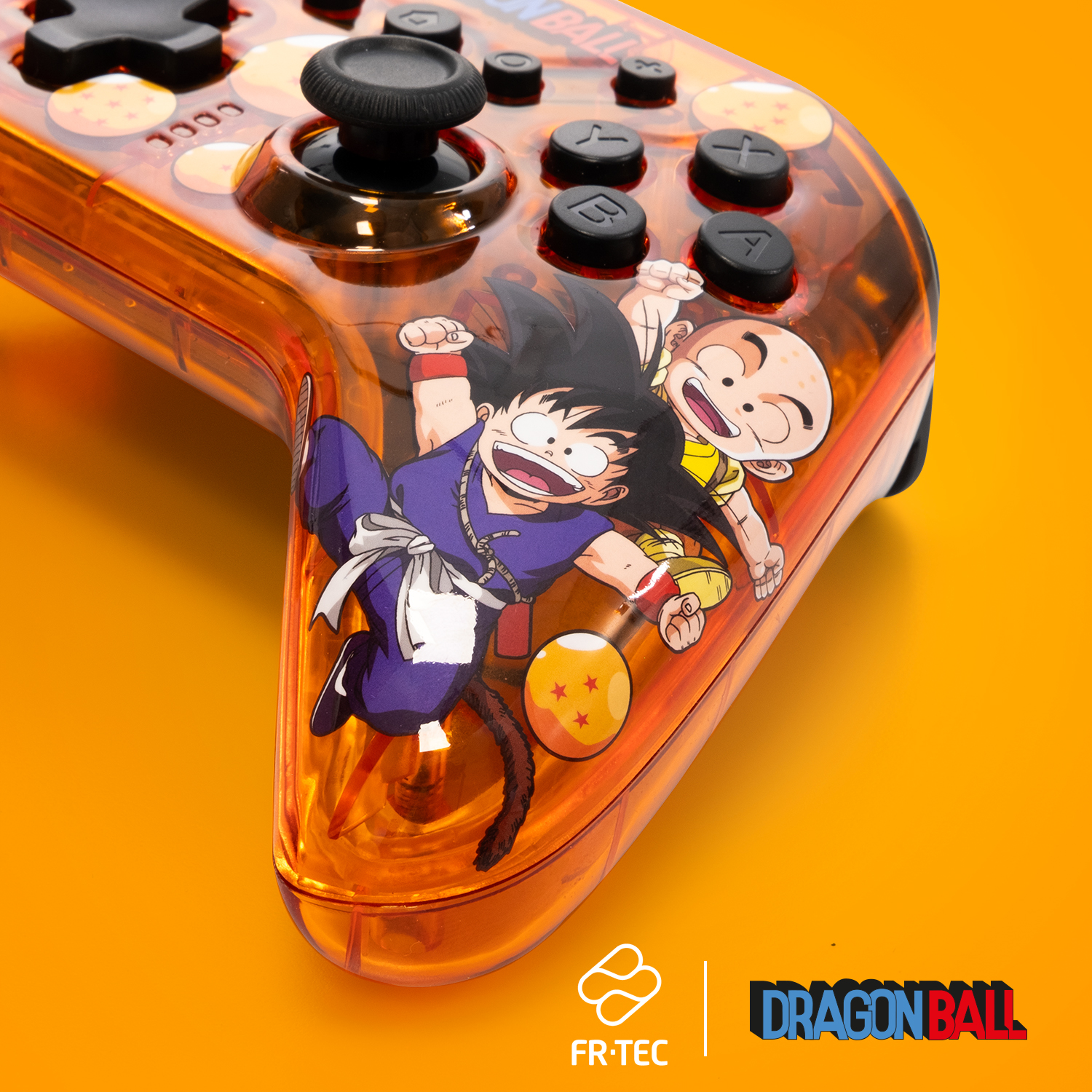 Nahaufnahme eines Gamecontrollers im Dragon Ball Z-Design.