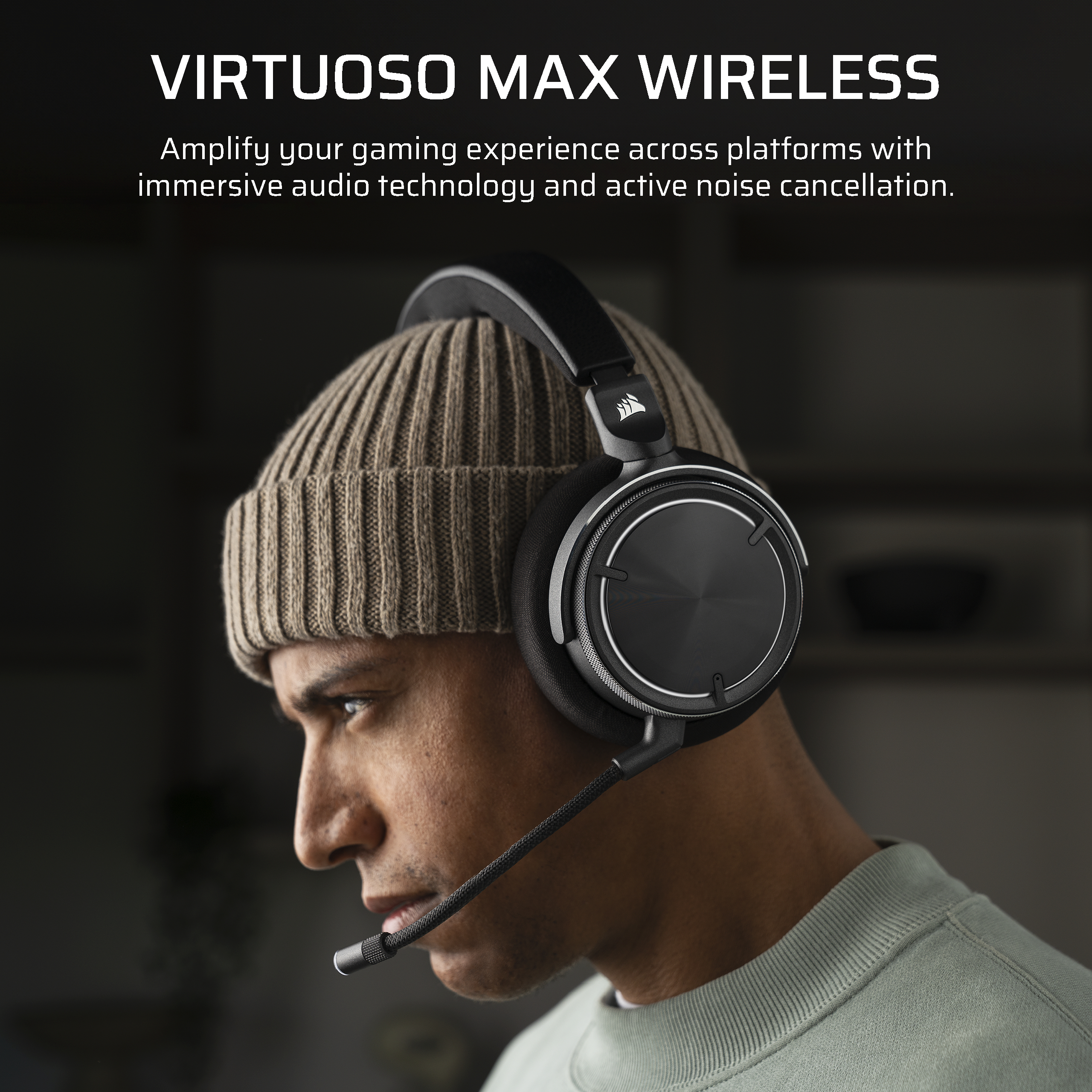 Mann mit Mütze und Headset mit Mikrofon.
