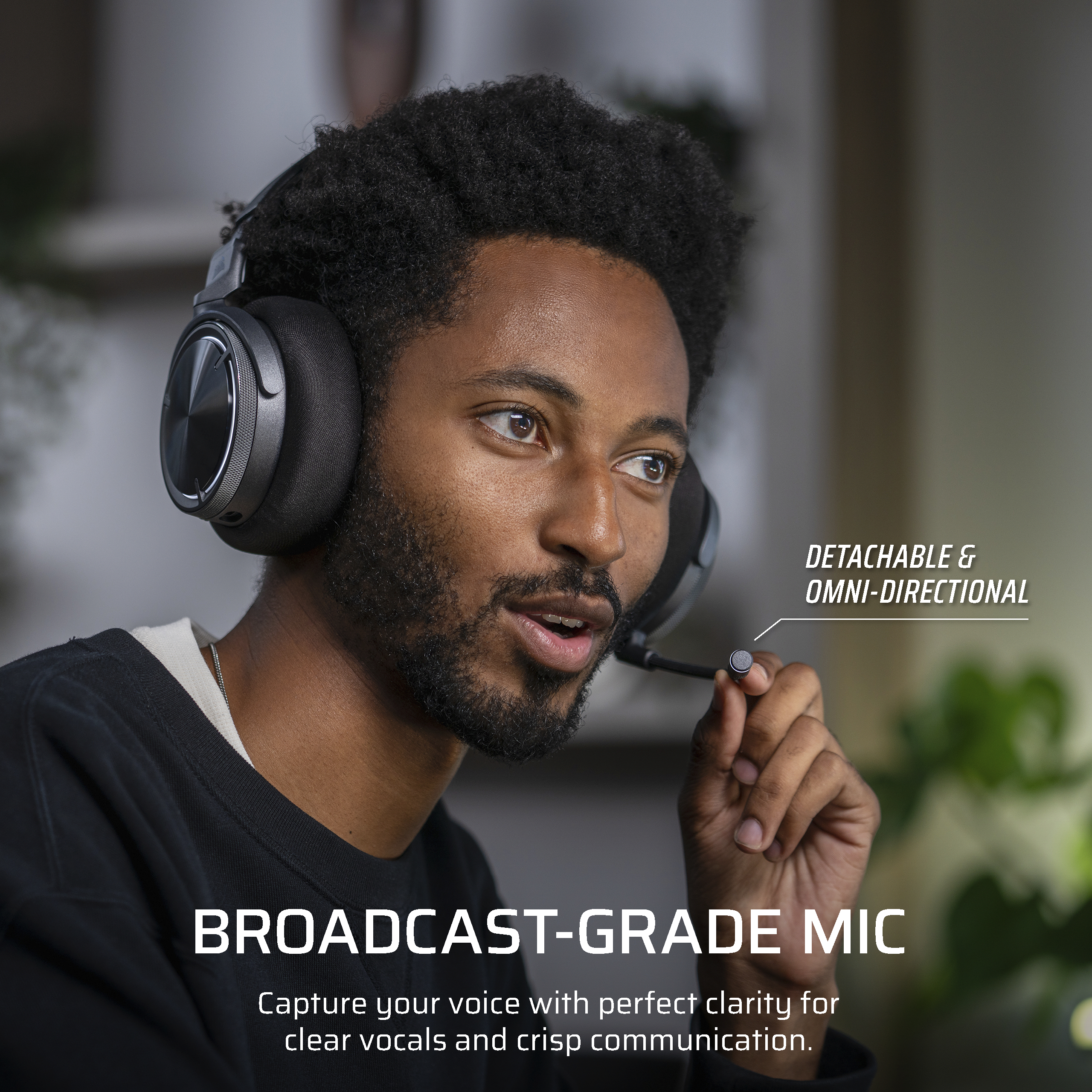 Ein Mann mit Headset und Mikrofon, der zur Seite schaut.