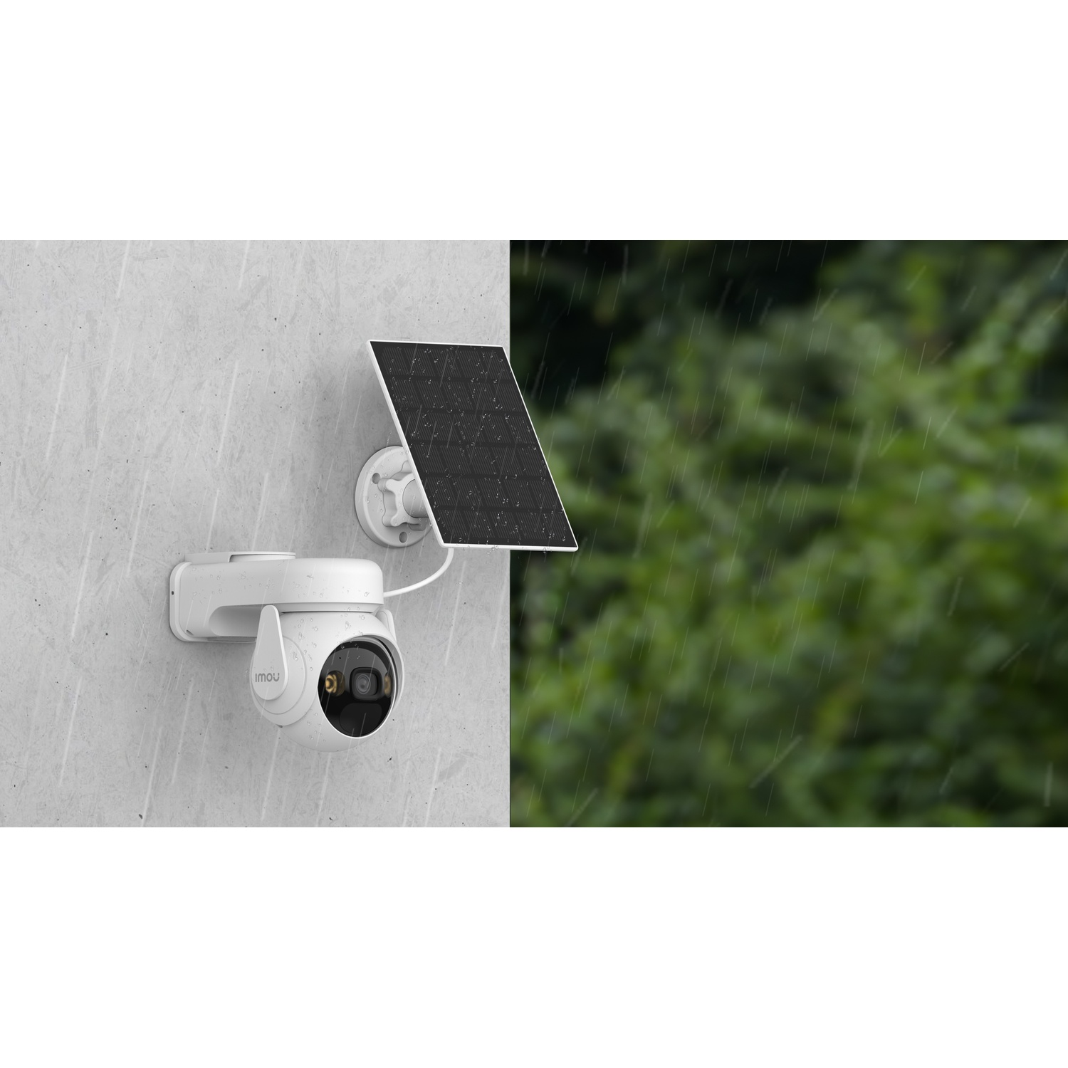 Telecamera di sicurezza bianca con pannello solare su muro. Sfondo piovoso con fogliame verde.