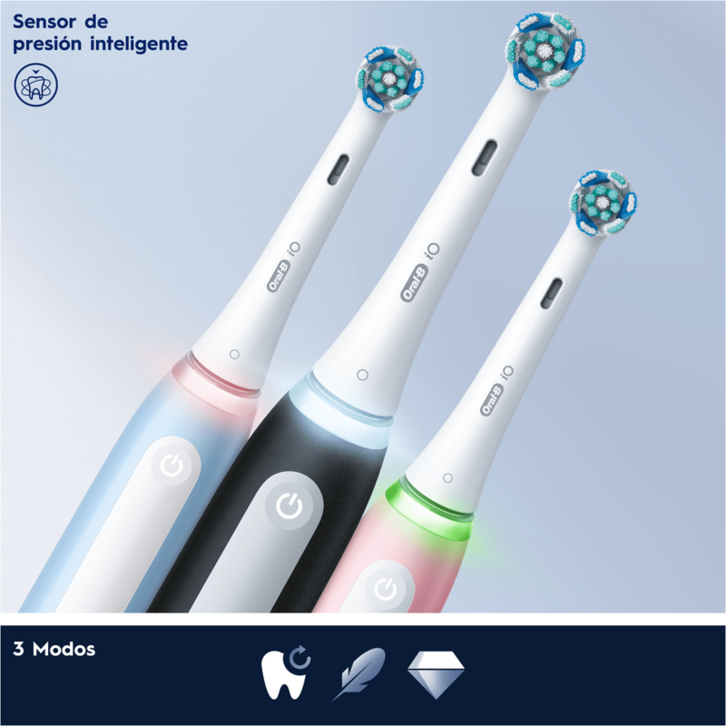 Tres cepillos de dientes eléctricos de diferentes colores.