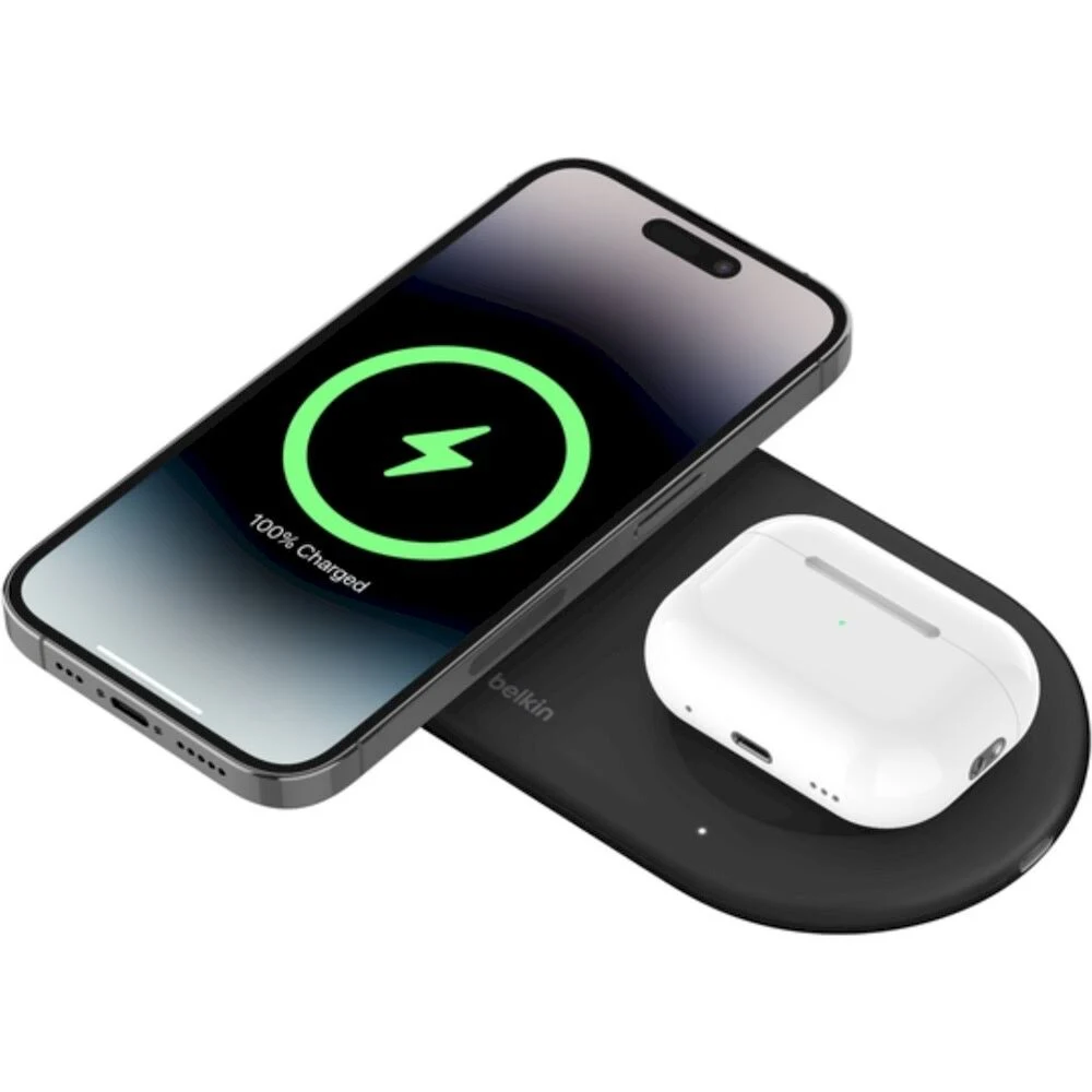Teléfono en un cargador inalámbrico negro. Indicador muestra que el teléfono está cargado al 100%.