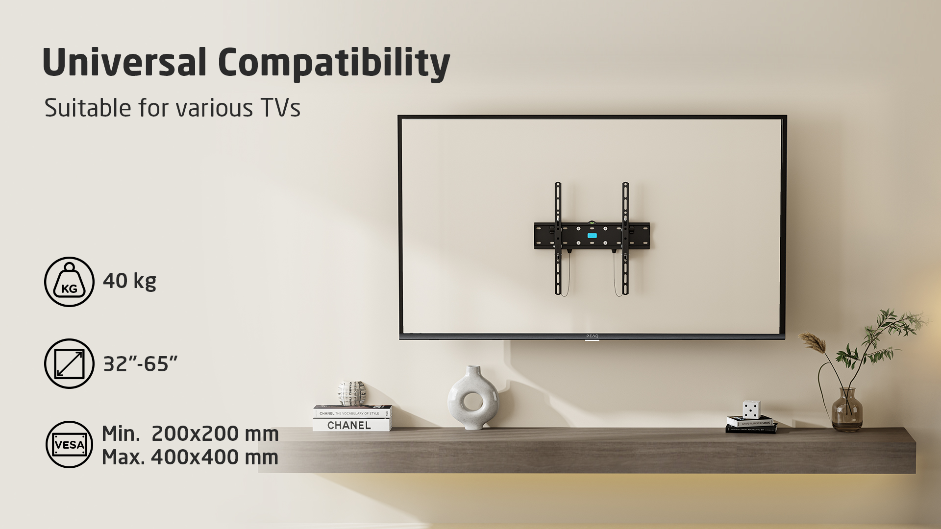 TV en una estantería con herrajes de montaje, rodeado de elementos decorativos. Información sobre peso y tamaño.