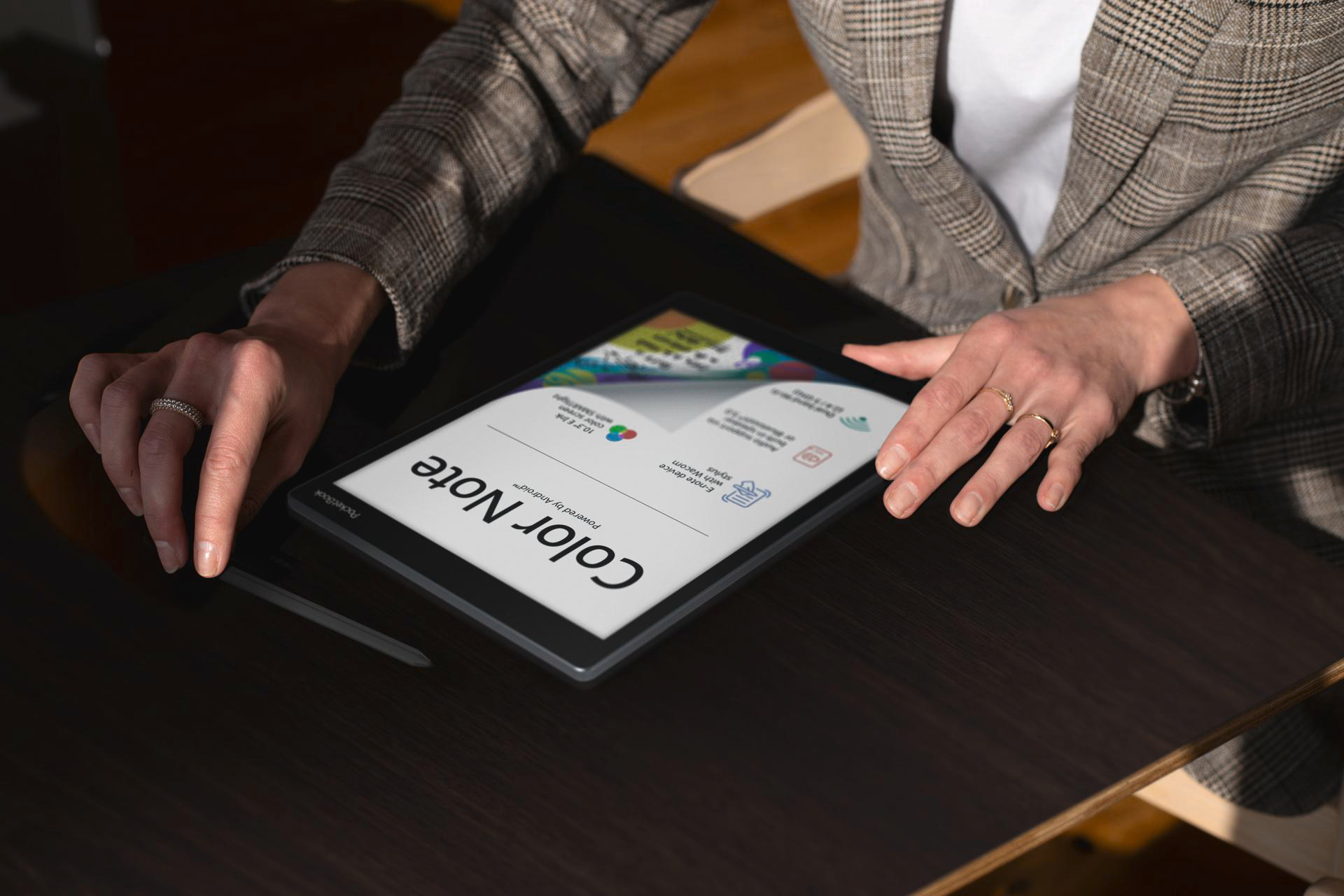 Person benutzt Tablet mit Stift. Tablet zeigt Wörter, Hände und Stift sichtbar.