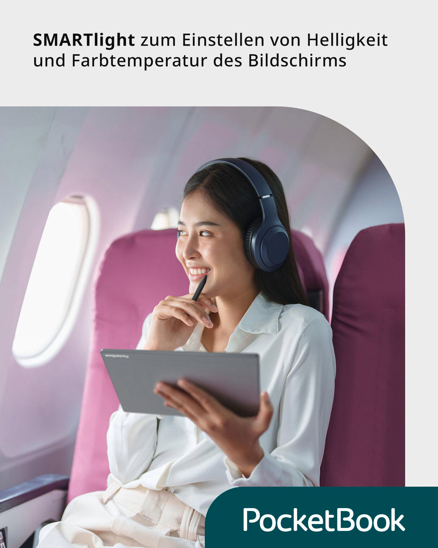 Lächelnde Frau im Flugzeug mit Tablet und Kopfhörern. Der Text 'PocketBook' ist sichtbar.