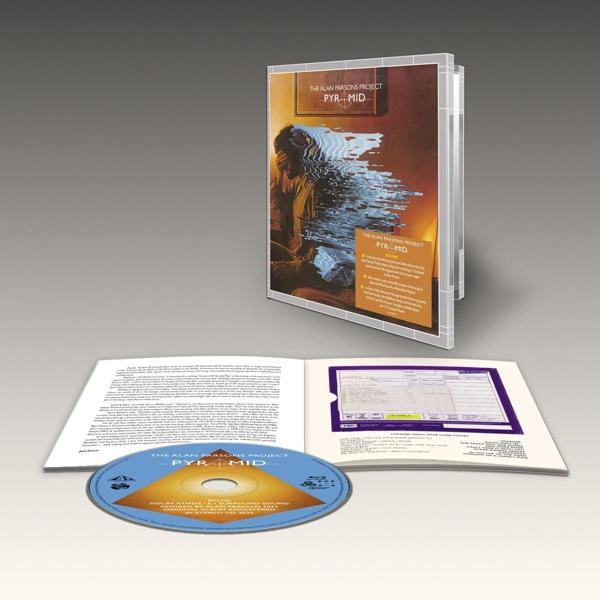 CD-album met omslag met illustratie en tekst, en open boekje.