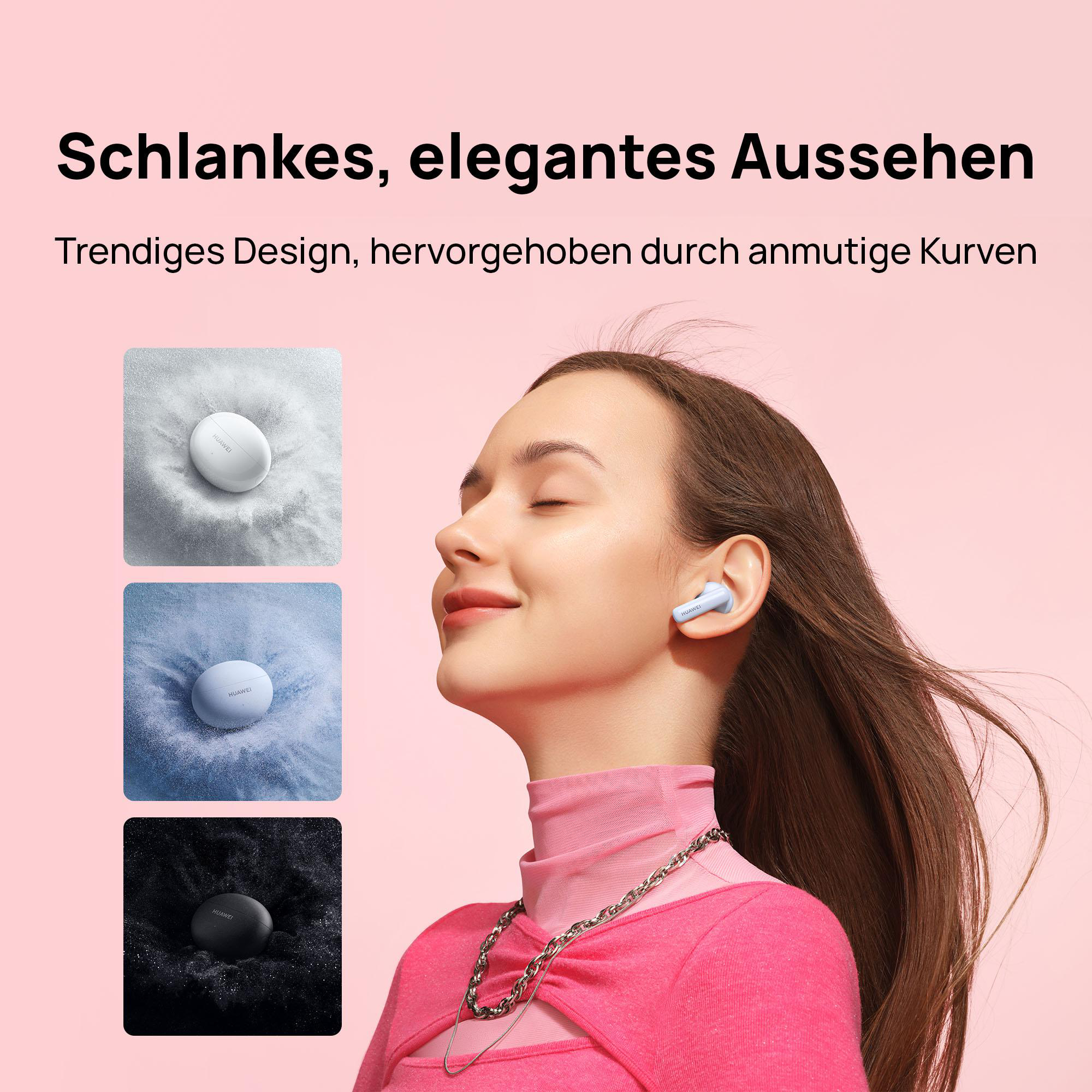 Eine Frau mit blauen Ohrhörern im Ohr. Drei Paar Ohrhörer werden in Weiß, Blau und Schwarz gezeigt.