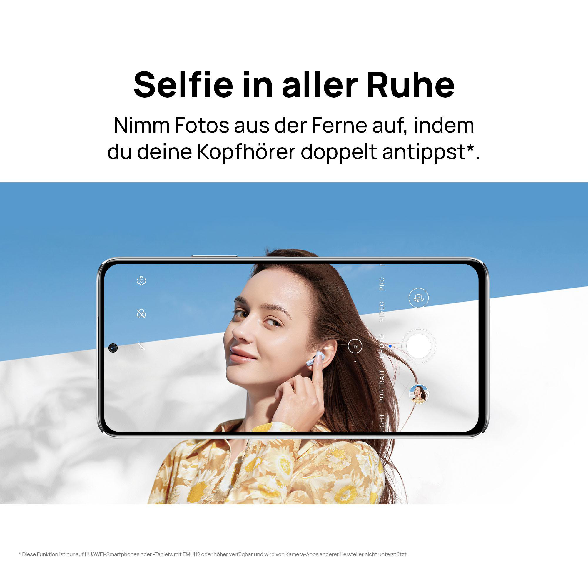 Frau macht Selfie mit Kopfhörern auf dem Handy, Text auf Deutsch. Blauer Himmel im Hintergrund.