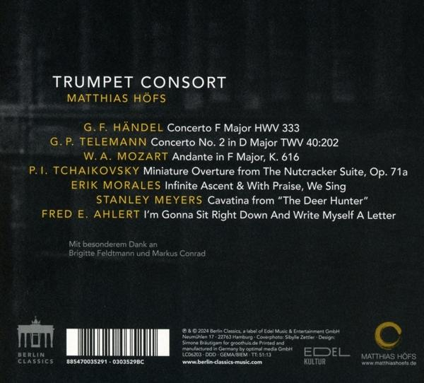 CD-Cover mit Noten und Text, einschließlich Künstler und Titel auf weißem Hintergrund.
