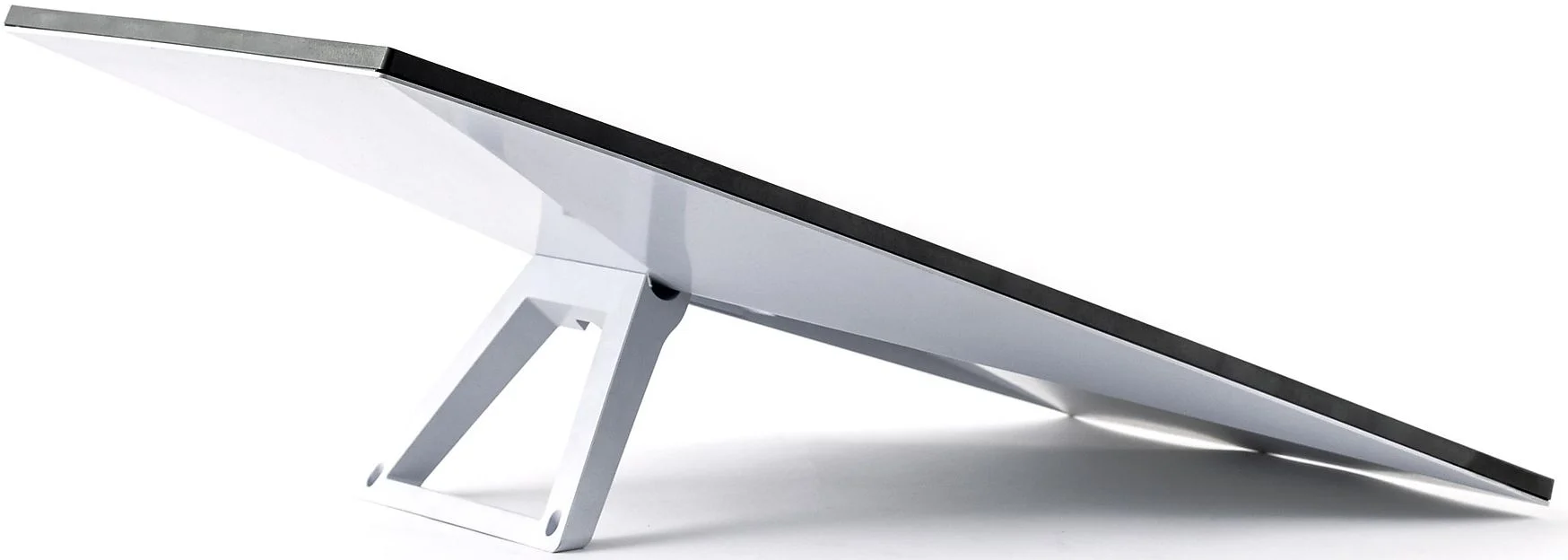Un monitor bianco e argento su un supporto bianco, visto da una prospettiva bassa e angolata.