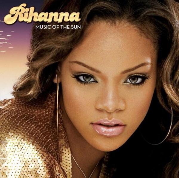 Rihannas Albumcover "Music of the Sun". Rihanna mit goldener Jacke, Creolen und seitlich gekämmten Haaren.